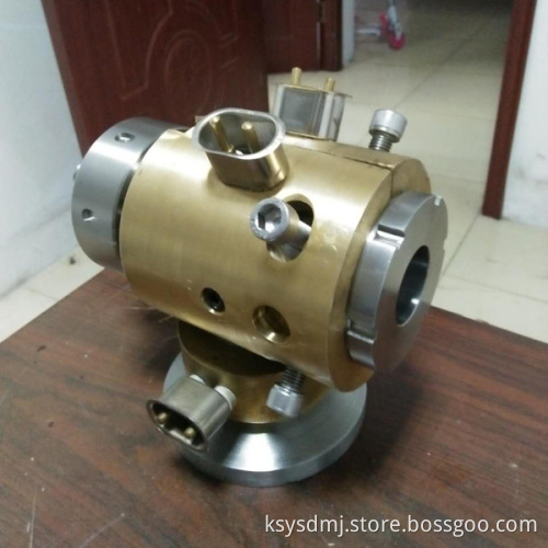 adjustable wire extrusion head for high temperature resisting wire/cable